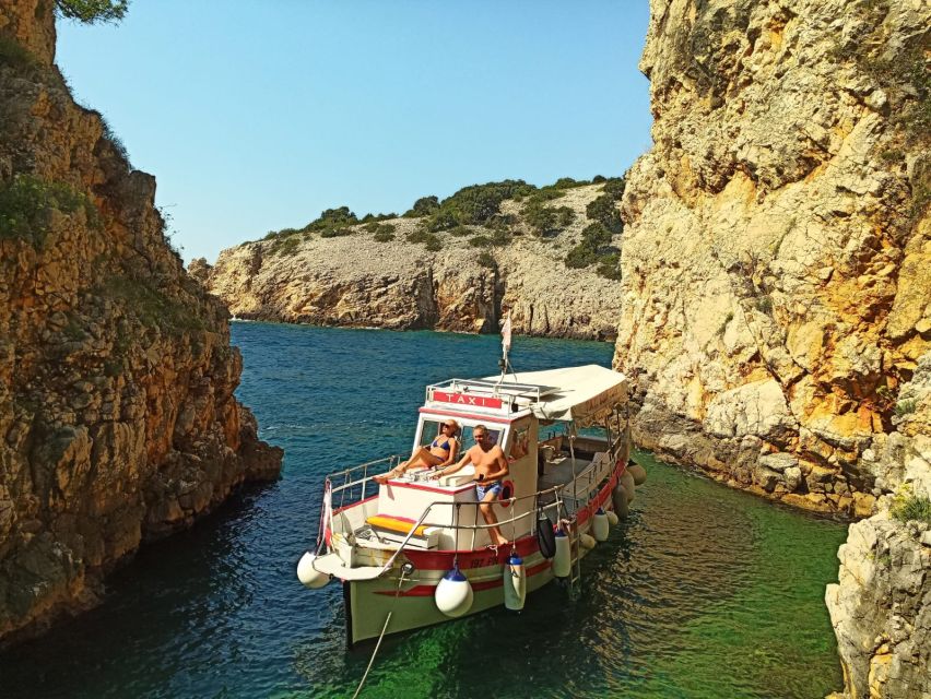 5h Plavnik Island: Swim & Snorkel with Capt. Bobo (Public) - Swimming through the rock passage and Love Cave