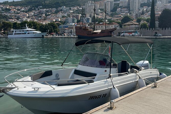 BLUE CAVE & ELAPHITI ISLANDS 4 HOURS ALL INCLUSIVE boat tour - Guide service and the pace of the day