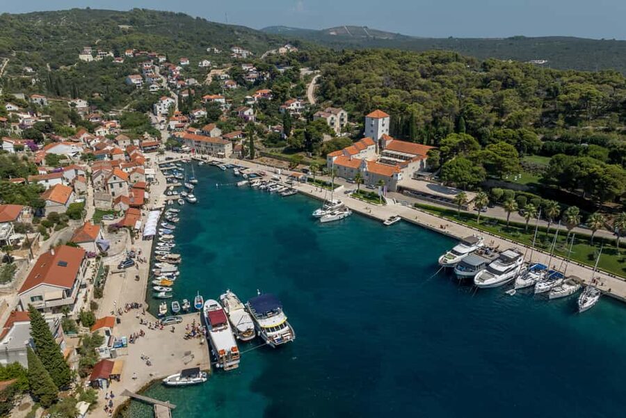 Blue Lagoon & Islands Day Cruise from Split with Lunch - What the crew adds to the day