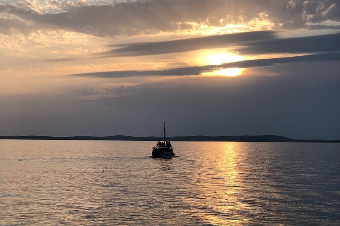 Dolphin Watching Tour – 85% Chance – Drinks & Dinner Included - Dinner at sea: useful value, modest portions