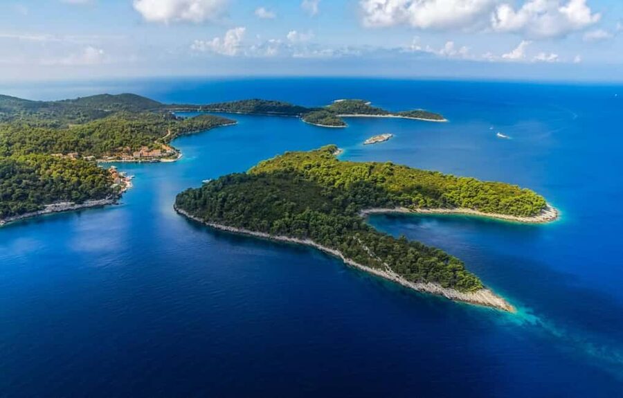 Dubrovnik: 3 Island Boat Tour with Lunch and Guide - Who should book this island cruise?