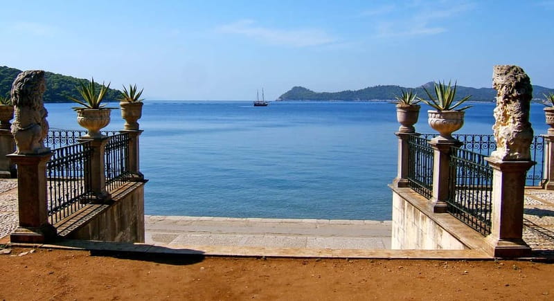 Dubrovnik: 3 Islands Boat Trip with Drinks (FR, ES, IT, EN) - Koločep: clear water, small bays, and a final swim
