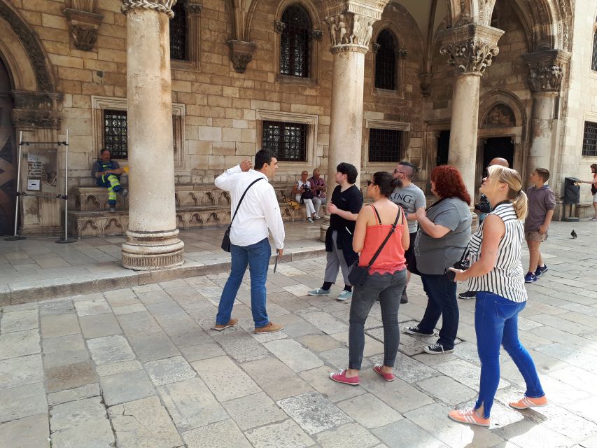Dubrovnik: Best Game of Thrones Insider Tour - Meeting at the black Targaryen umbrella