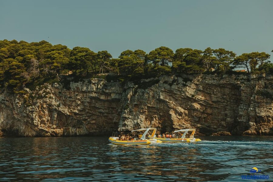 Dubrovnik: Blue Cave Afternoon Speedboat Tour with Drinks - What the guide and crew add