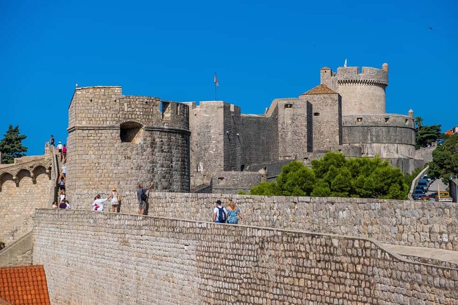 Dubrovnik: City Walls, Old Town Walking Tour & Adriatic View - What the guides add to the experience