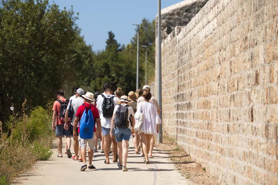 Dubrovnik: Elaphite Island Hopping Cruise on Karaka Ship - How the guide shapes the day