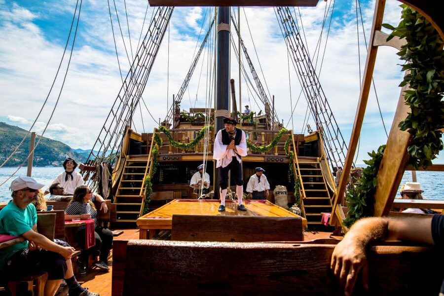 Dubrovnik: Galleon Sunset Cruise with a Live Guide & Drink - Practical advice for a smoother evening
