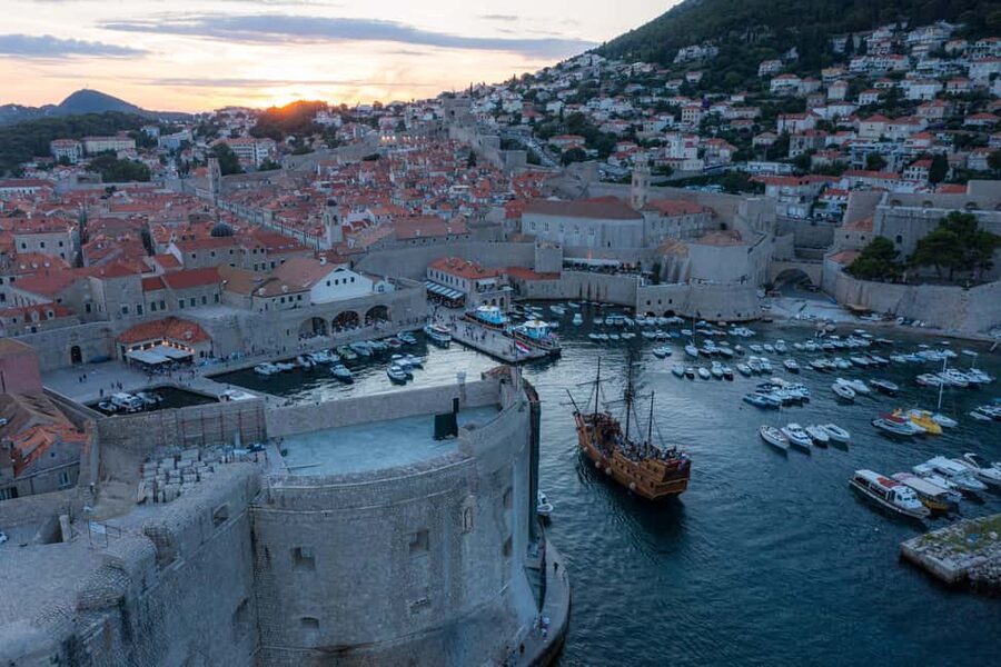 Dubrovnik: Galleon Sunset Cruise with a Live Guide & Drink - Live history, pirate-style entertainment, and music