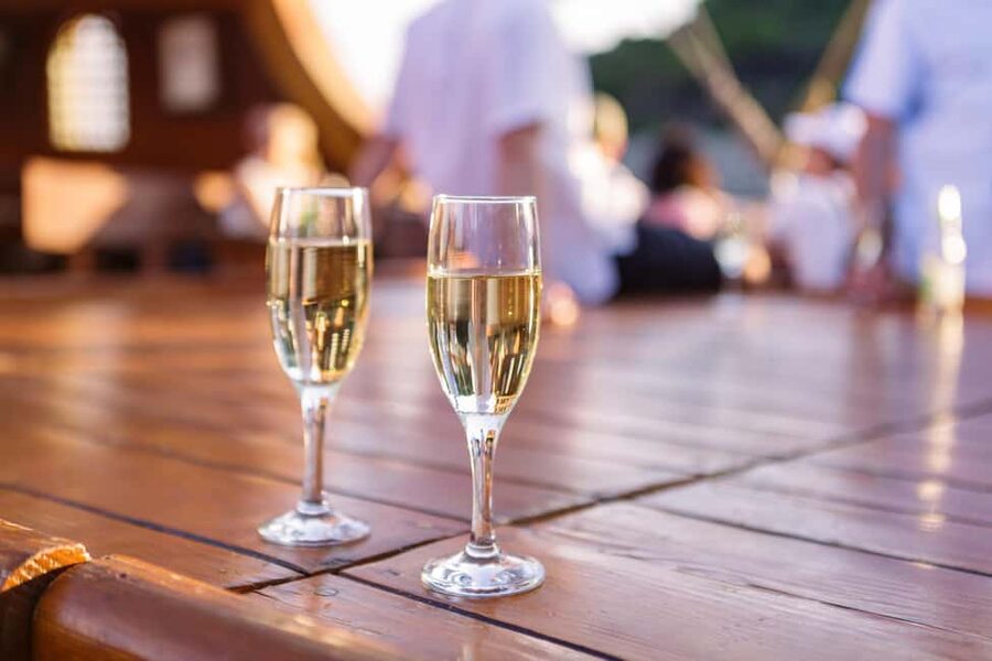 Dubrovnik: Galleon Sunset Cruise with a Live Guide & Drink - Food, drinks, and what to eat beforehand