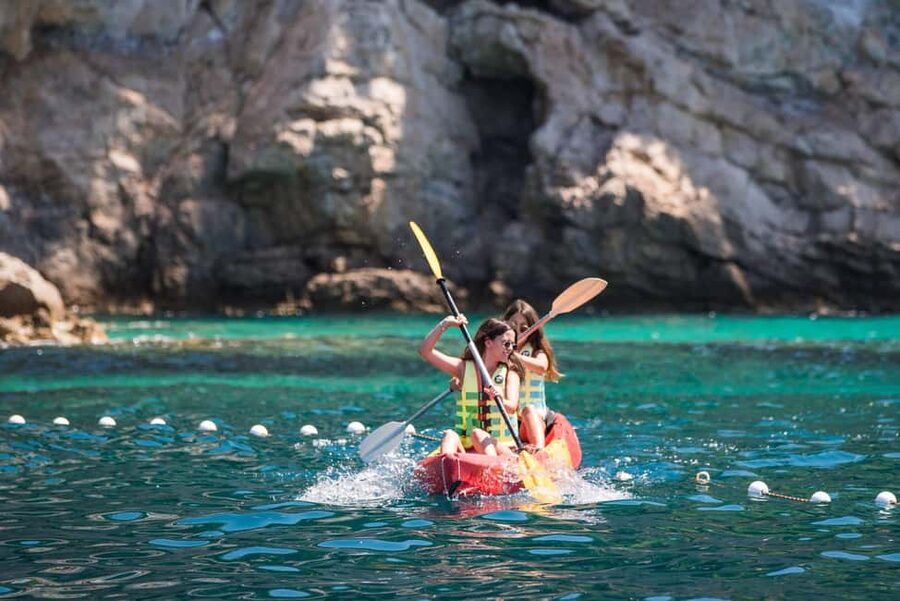 Dubrovnik: Kayak Rental - Getting set up with a stable kayak