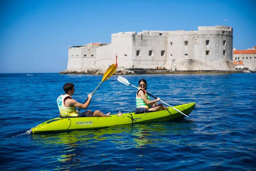 Dubrovnik: Kayak Rental - Finding the Dubrovnik Watersports desk at Banje Beach