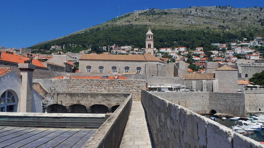 Dubrovnik: Old Town & City Walls Guided Tours Combo - What the guides add to the experience