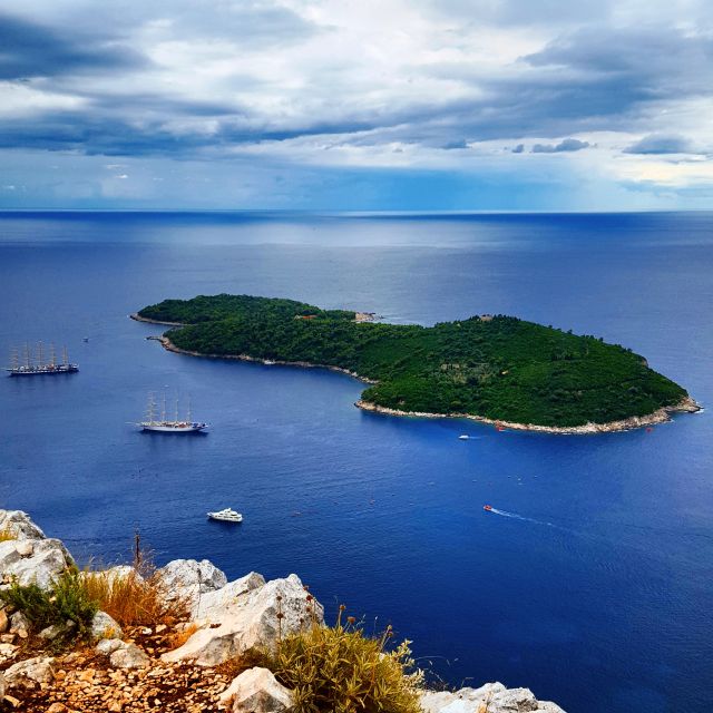 Dubrovnik: Sunset Panorama Tour with Glass of Wine - The guides make the short route feel personal