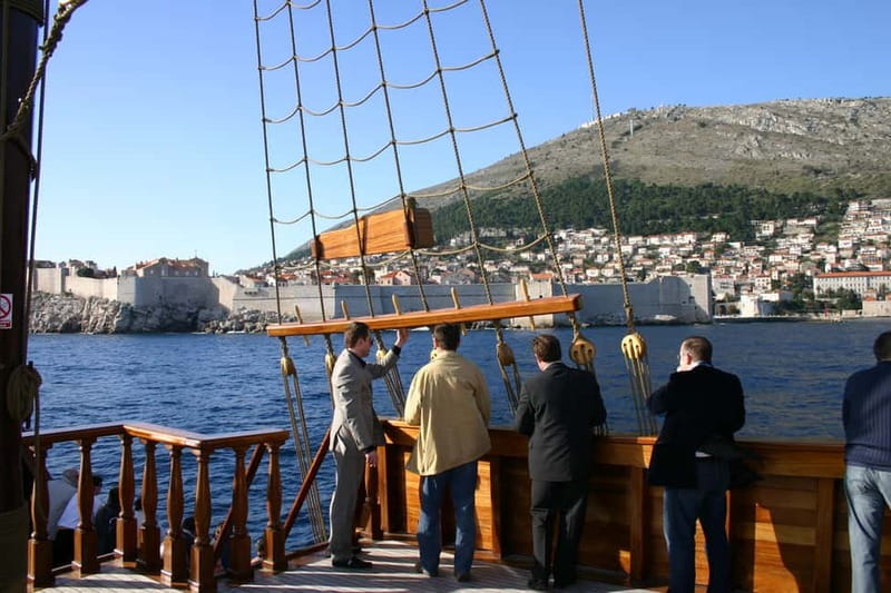 Dubrovnik walking tour and cruise on Karaka ship - An hour through Dubrovnik’s Old Town