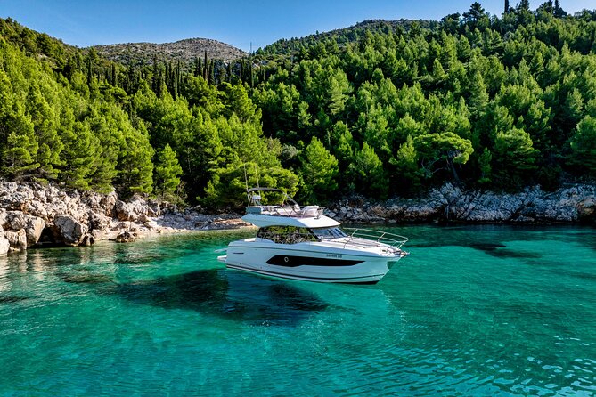 Exclusive Luxury Yacht Tour of the Elaphiti Islands - Cliff jumping near Koločep Lighthouse