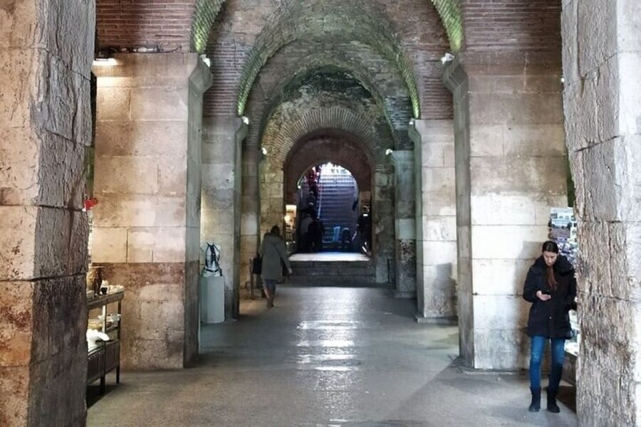 Experience Split History Walking Tour With Local Historian - Vestibul, Triclinium, and the palace beneath your feet