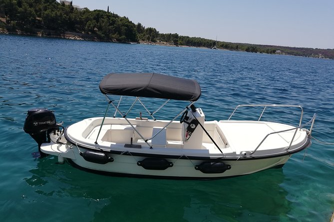 Explore the West coast of the island Brac by BETINA boat - Starting in Milna and taking the controls