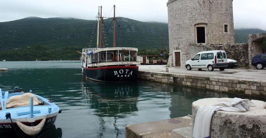 From Dubrovnik: Mali Ston Oyster Paradise Tour with Transfer - The five-minute trip to Mali Ston