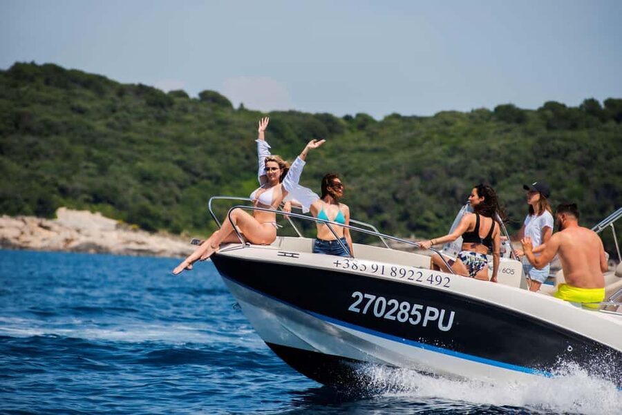 From Fazana: Dolphin watching and snorkeling in Blue Cave - What the private format adds