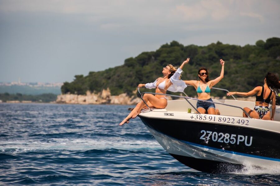 From Fažana: snorkeling at sea cave and Brijuni Island - The first 30 minutes: Fažana to Pula’s breakwater