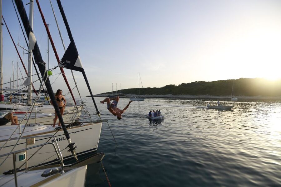 From Hvar: Pakleni Islands & Red Rocks Comfort Sailboat Tour - What to bring and what the boat provides