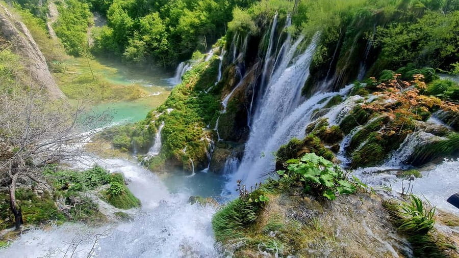 From Zadar: Plitvice Lakes Day Trip with Guide and Boat Tour - Why Plitvice Lakes makes a worthwhile day from Zadar