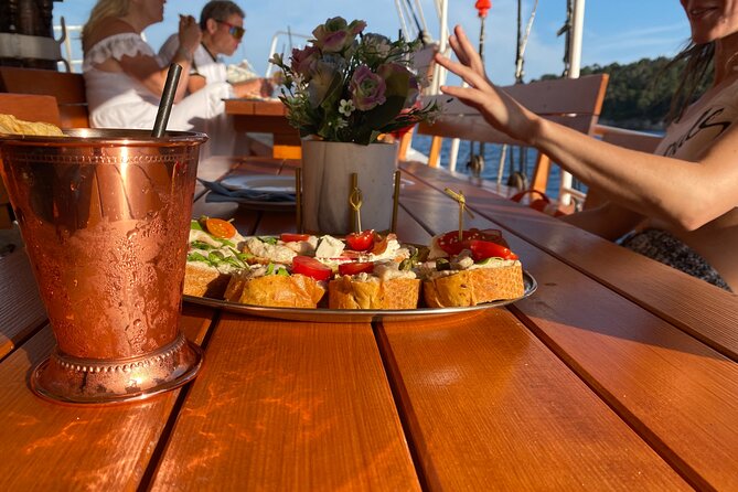 Gastro Cruise | Cruise around Dubrovnik Old Town with Lunch - A lunch cruise that makes the most of two hours