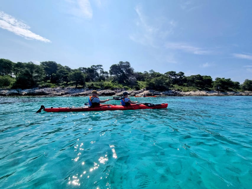Hvar: Half day kayak tour to Pakleni islands - Mlini Beach and the Long Island Break