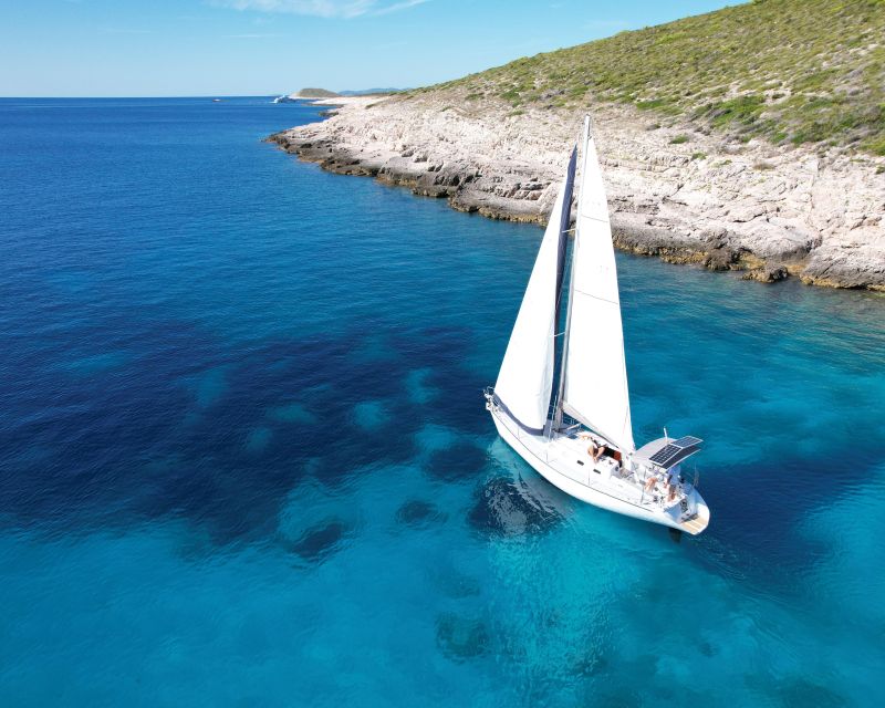 Hvar: Private Sailing Boat Trip with Swimming and Snorkeling - Adding lunch on an island