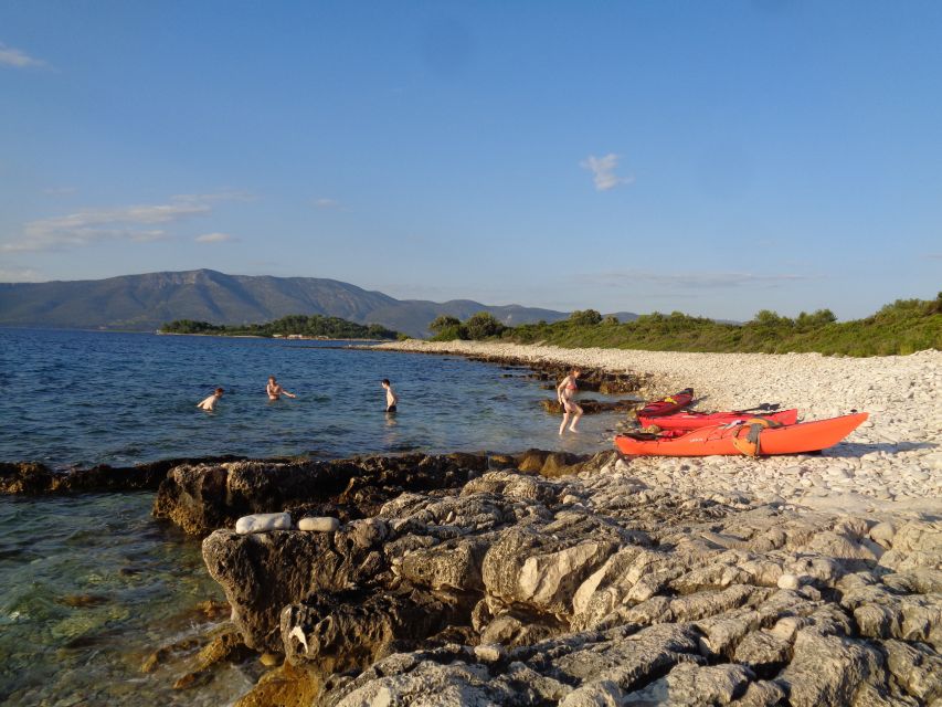 Lumbarda: Half-Day Kayaking and History with Wine delight - Paddling across the small islands