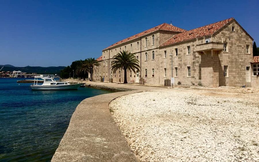 Lumbarda - Sunset Kayak Tour with a Picnic - Wine and Sweets - What the $81 price includes
