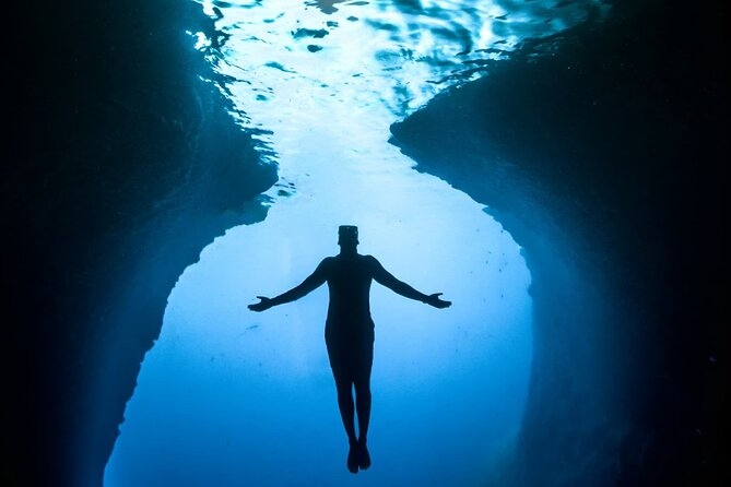 Makarska: 3 Island Speedboat Tour with Little Blue Cave & Lagoon - Pokrivenik Bay: a first swim on Hvar