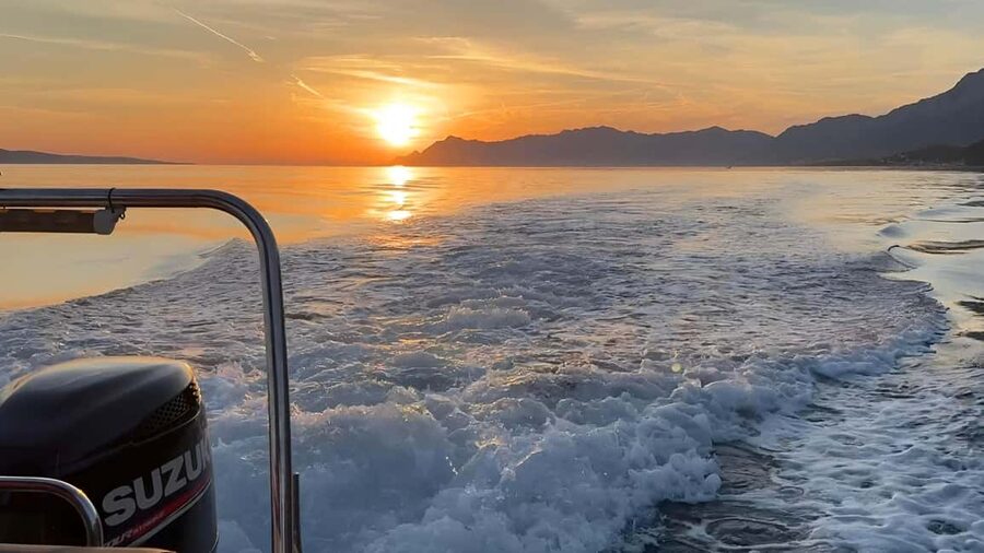 Makarska: Speedboat Sunset Tour to hidden bay on island Brač - Leaving Makarska by Speedboat