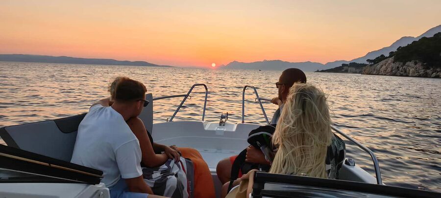 Makarska: Speedboat Sunset Tour to hidden bay on island Brač - Returning Toward Makarska at Sunset