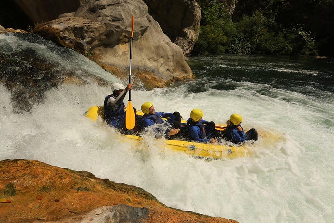 Multi Adventure Experience - Rafting with elements of canyoning - Paddling through the Cetina canyon