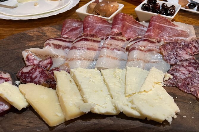 Pelješac - Wine, Oysters and Food Experience from Dubrovnik - Starting with wine and liqueur at a family winery