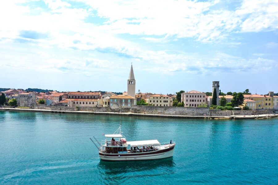 Poreč: Dolphin Spotting Cruise with Included Drinks - Setting out from Poreč port on the Fjera
