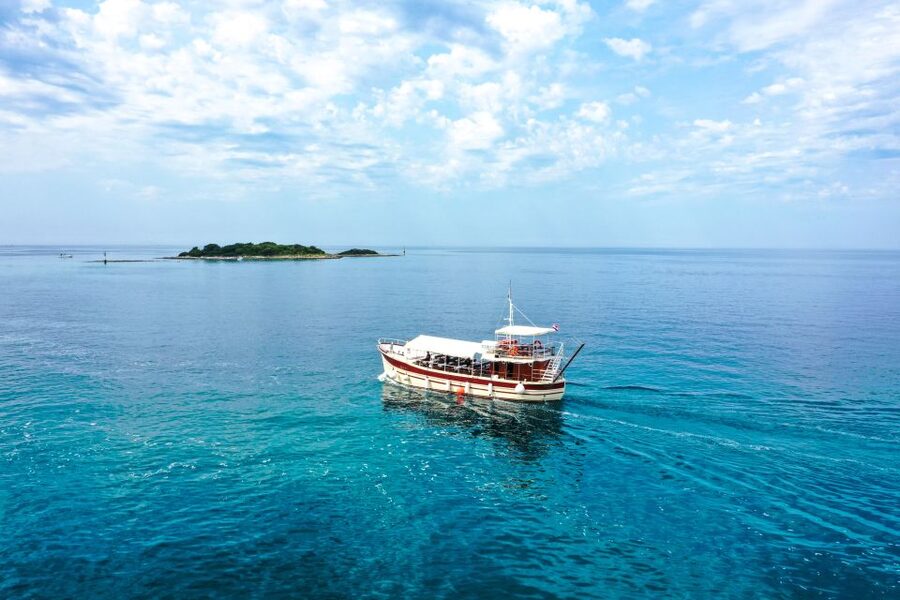 Poreč: Panoramic Morning Cruise Among 20 Islands with Drinks - Setting out from Poreč Port on the Fjera