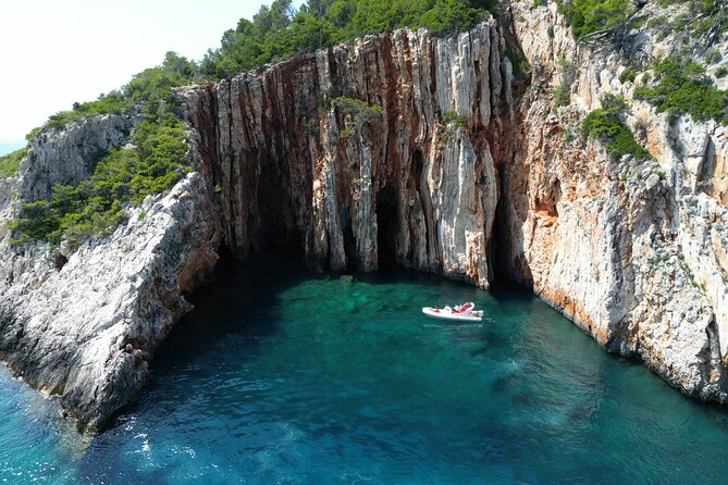 Private boat tour of Red rocks & Pakleni islands - Key points to know before you book
