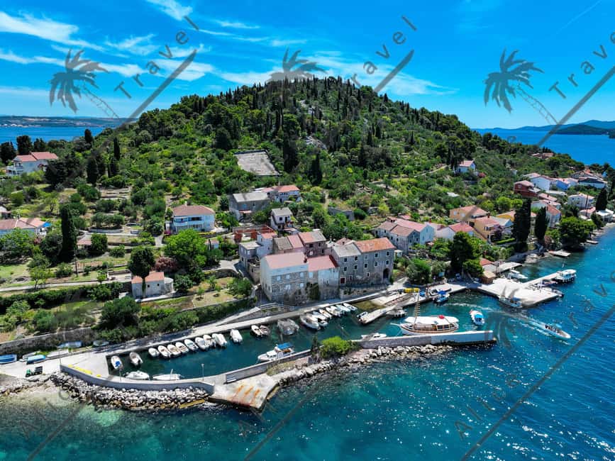 Private Island Hopping Boat tour around Zadar with Drinks - Leaving Foša by traditional boat