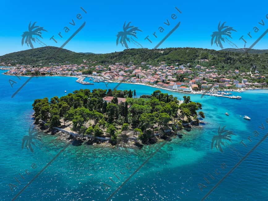 Private Island Hopping Boat tour around Zadar with Drinks - The first island stop is built around the water