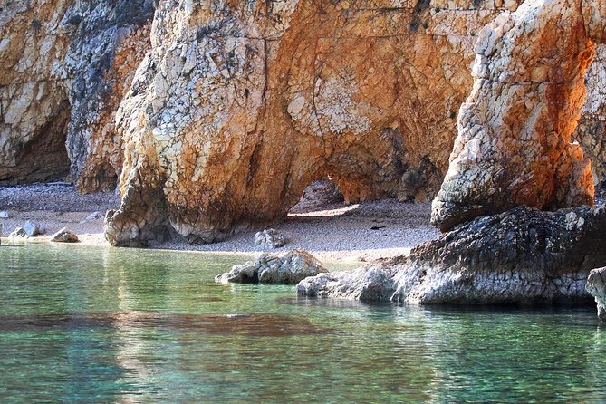 Private Plavnik Island Half-Day boat trip with capt. Bobo - Swimming through the rocks to Shogy beach