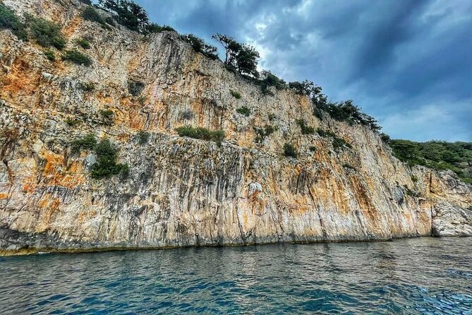 Private Plavnik Island Half-Day boat trip with capt. Bobo - The Love Cave and cliff-side stops