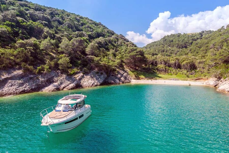 Private speedboat tours Sea Symphony - Pučišća opens the morning on Brač