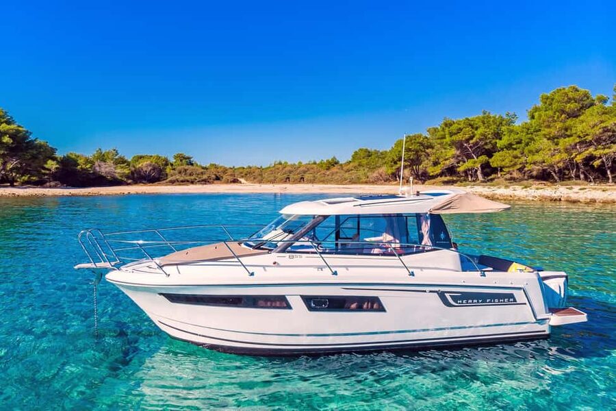 Private speedboat tours Sea Symphony - Jelsa offers a choice of town or wine