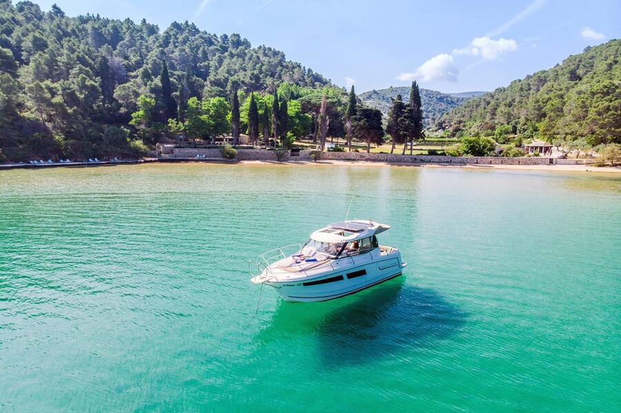 Private speedboat tours Sea Symphony - Hrvaska Bay is the lunch decision