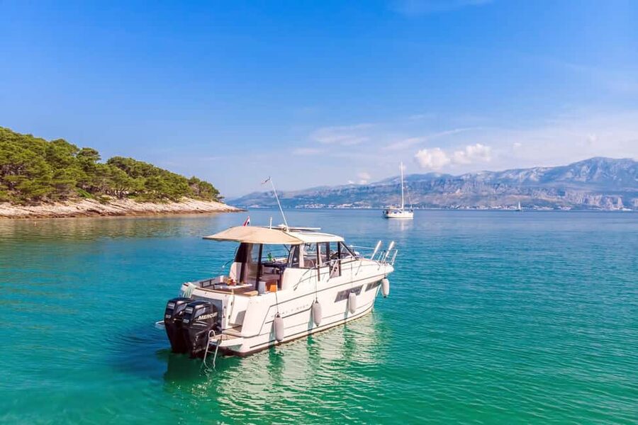 Private speedboat tours Sea Symphony - Turquoise light inside the Little Blue Cave
