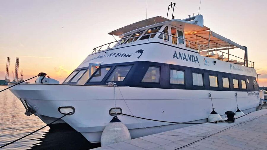 Pula: Dolphin Sunset Cruise to Brijuni with Dinner & Drinks - Dinner at sea, with wine included