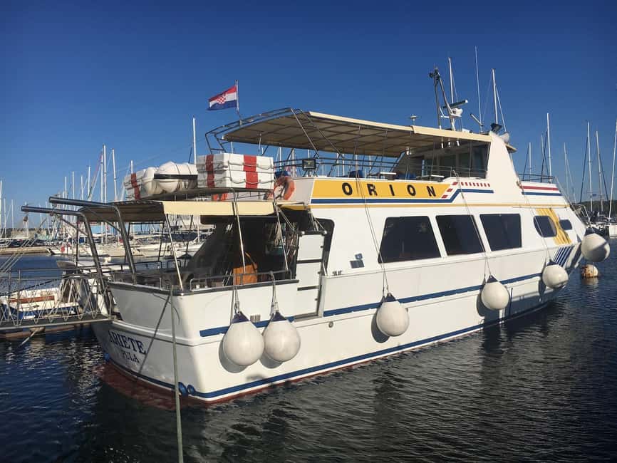 Pula: Dolphin Watching Sunset Cruise with Dinner & Drinks - Sailing past Pula’s Roman amphitheater