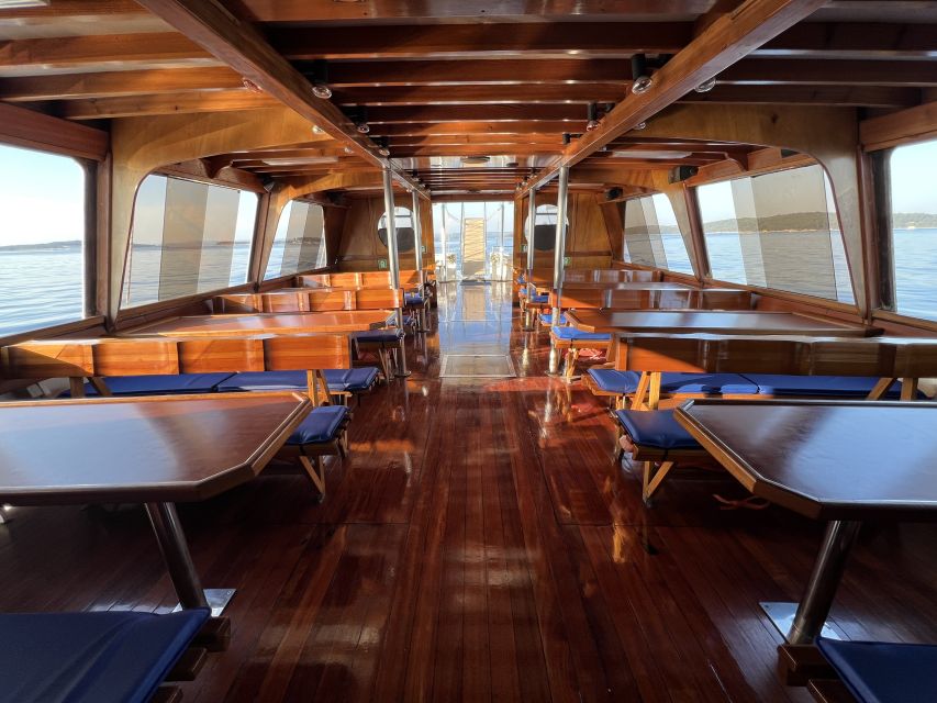 Pula: Dolphin Watching Sunset Cruise with Dinner & Drinks - What the atmosphere is like on board